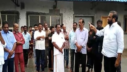 అపచారం: కార్తీక దీపాలను ఆర్పేసిన ఉద్యోగి, డిస్మిస్ చేయాలన్న వైసీపీ ఎమ్మెల్యే