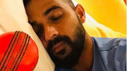 నిద్రపోతూ బెడ్ పక్కన పింక్ బాల్: రహానేపై ట్రోలింగ్