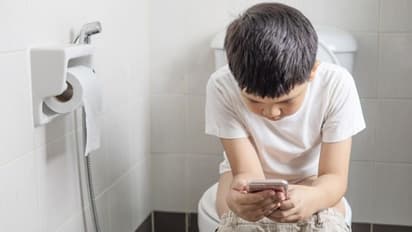 ভুল করেও টয়লেটে নিয়ে যাবেন না সাধের 'SmartPhone', ভয়ঙ্কর জটিল রোগে আক্রান্ত হতে পারেন আপনি