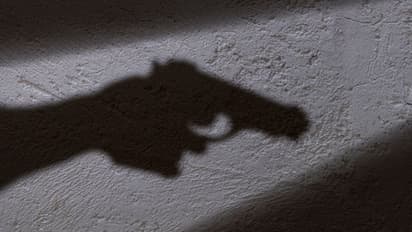 పగకు దారితీసిన సెటిల్మెంట్: కాల్చి చంపి, కాళ్లను ముక్కలుగా నరికి