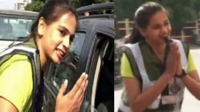 அழகாக டான்ஸ் ஆடி போக்குவரத்தை கட்டுப் படுத்தும் கல்லூரி மாணவி.. குவியும் பாராட்டு !!