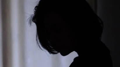 தனிமையில் ஆயாசமாக தூங்கிக்கொண்டிருந்த 19 வயது மகள்..!! குடிவெறியில் சீரழுத்த 52 வயது தந்தை..!!