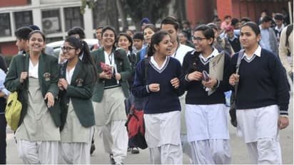 ಕಾಶ್ಮೀರ ಸಹಜ ಸ್ಥಿತಿಗೆ: ಶಾಲೆಗಳು ಪುನಾರಂಭ