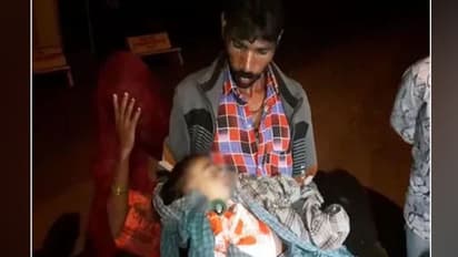 हाथों में उठाकर मासूम बच्चे की लाश पैदल ही घर को निकल पड़ा रोते हुए पिता