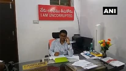 यहां कर्मचारियों में इतना खौफ, एक अधिकारी ने बोर्ड लगा दिया "मैं भ्रष्टाचारी नहीं हूं"