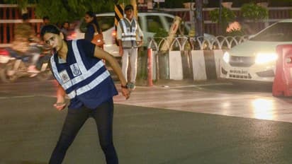 MBA गर्ल की स्टाइल पर फिदा है पूरा शहर, बीच सड़क पर लोगों से हाथ जोड़कर कर रही एक गुजारिश