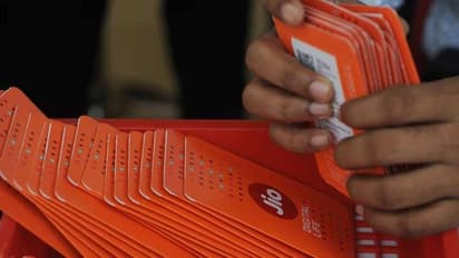 దెబ్బ మీద దెబ్బ: జియో ఎఫెక్ట్తో దిగ్గజ సంస్థలు 49 లక్షల యూజర్లు లాస్