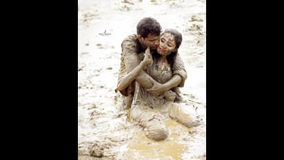 ഏഴ് വര്‍ഷം നീണ്ട പ്രണയം, ഒടുവില്‍ യൂത്ത് കോണ്‍ഗ്രസ് നേതാവിന് വിവാഹം; ചളിയില്‍ കുളിച്ചൊരു ഫോട്ടോഷൂട്ട് വൈറല്‍