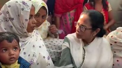 কাশ্মীরে নিহত শ্রমিকদের বাড়িতে মুখ্যমন্ত্রী, দিলেন চাকরির প্রতিশ্রুতি