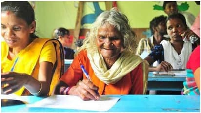 105 வயதில் 4 ஆம் வகுப்பு தேர்வெழுதி சாதனை படைத்த பாட்டி...! தொடர்ந்து குவியும் வாழ்த்துக்கள்..!