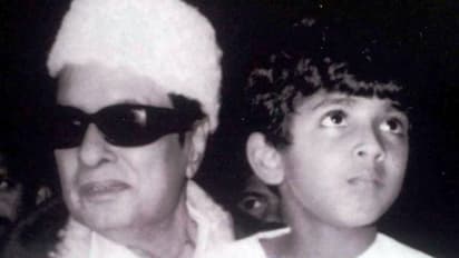 எம்.ஜி.ஆர் மடியில் உரிமையோடு அமர்ந்திருக்கும் இந்த முன்னணி நடிகர் யார் தெரியுமா..?