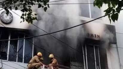 ফের অগ্নিকাণ্ড পার্কস্ট্রিটে,এবার আগুন লাগল নামি বস্ত্র বিপণিতে