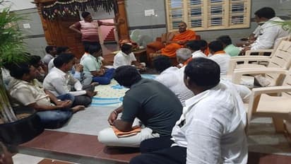 ಹುಳಿಯಾರುವಿನಲ್ಲಿ ಕನಕ ವೃತ್ತ ಮರು ಸ್ಥಾಪನೆ ಆಗ್ಲೇಬೇಕು ಎಂದ ಶ್ರೀಗಳು