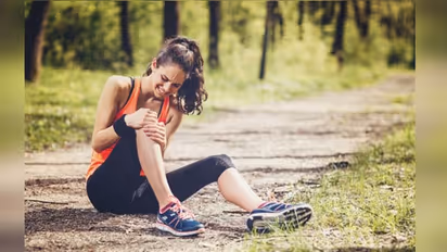 পায়ের গোড়ালির ব্যথায় কাবু, ইউরিক অ্যাসিড নাকি গাঁটের ব্যথা, বুঝবেন কীভাবে