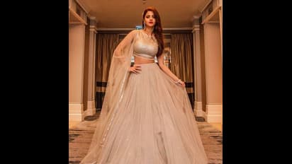 எக்க சக்க அழகில் ரசிகர்களை ஏங்க வைக்கும் வேதிகா..! கவர்ச்சியில் தூண்டில் போடும் லேட்டஸ்ட் புகைப்படங்கள்..!