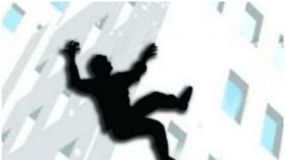 భార్యతో గొడవ.. మూడో అంతస్తు నుంచి కిందకు తోసేసి..