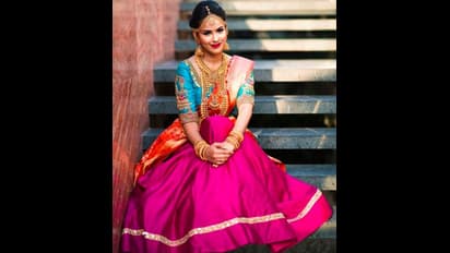 பளபளக்கும் பல வண்ண பட்டு புடவையில் 'பாரதி கண்ணம்மா' சீரியல் நடிகை ஸ்வீட்டி..! பேரழகியாய் ஜொலிக்கும் புகைப்படங்கள்..!