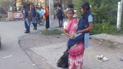 'அவ படிச்சா போதும்'..! மாற்றுத்திறனாளி மகளின் கல்விக்கனவை நிறைவேற்ற 15 ஆண்டுகளாக தூக்கிச்சுமக்கும் தாய்..!