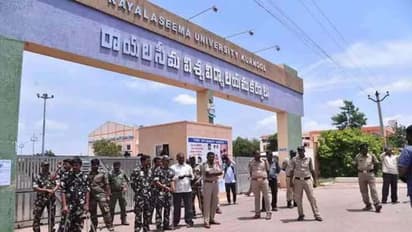 జగన్ ఇంటి ముట్టడికి రాయలసీమ యూనివర్శిటీ విద్యార్థుల ప్రయత్నం: అడ్డుకున్న పోలీసులు, ఉద్రిక్తత