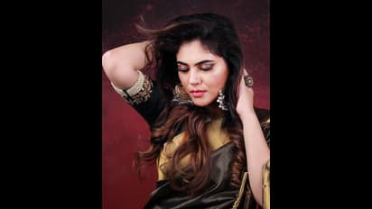 பளபளக்கும் பட்டுப் புடவை.... ஜொலி ஜொலிக்கும் நகைகள்... அழகில் அசத்தும் ஷெரின்... ரசிகர்களை தெறிக்கவிட்ட புகைப்படங்கள்...!