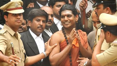 என் உயிரை எடுக்க மாபியா கும்பல் ஸ்கெச் போடுது...!! வாயிலும் வயிற்றிலும் அடித்துக்கொள்ளும் நித்தி..!!