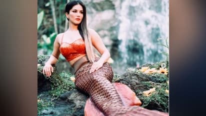 কালো আঙুর মাঝে সাদা সানি, মুহুর্তে ভাইরাল বাথটবে সানির টিকটক