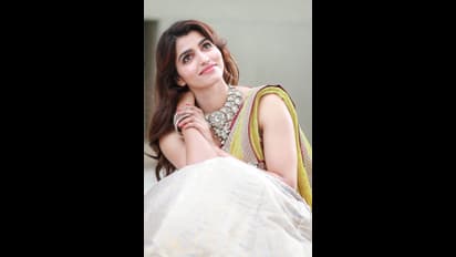 அழகில் அசர வைக்கும் சாய் தன்ஷிகா... பட்டு பாவாடை, தாவணியில் டக்கர் போஸ்... சோசியல் மீடியாவில் வைரலாகும் போட்டோஸ்...!