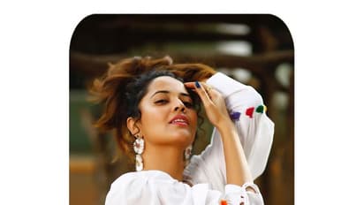 వైట్ డ్రెస్ లో అనసూయ పిచ్చెక్కించే ఫోజులు.. వైరల్ అవుతున్న ఫొటోస్!