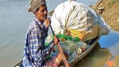 गंगा को साफ बनाने के लिए मछुआरे ने उठाया बीड़ा, हर रोज करता है ये काम