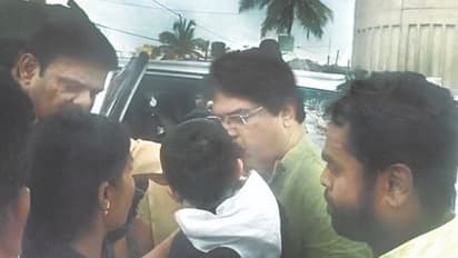 ಗಾಯಾಳು ರಕ್ಷಿಸಿ ಅಶೋಕ್, ಮುನಿರತ್ನ ಮಾನವೀಯತೆ: ತಮ್ಮದೇ ಕಾರಲ್ಲಿ ಆಸ್ಪತ್ರೆಗೆ ರವಾನೆ!