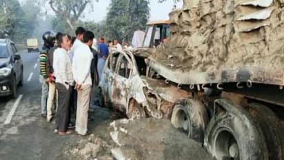 ट्रक से टक्कर के बाद कार में आग लगने से 5 लोग जिंदा जले, एक बच्ची को बचाने वालों ने कही ये बात