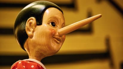 এই ৮টি লক্ষণ দেখেই বুঝে নিন, বিপরীতে থাকা ব্যক্তি মিথ্যে বলছে