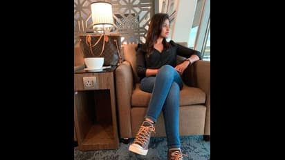 ஸ்லிம்மா... நச்சுன்னு...நறுக்குன்னு...மீண்டும் கற்றது தமிழ் லுக்கிற்கே மாறிய அஞ்சலி... வைரலாகும் போட்டோஸ்...!