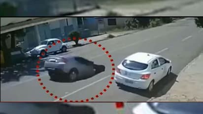 चलती कार को निगल गई जमीन, बेटी सहित महिला समा गई अंदर