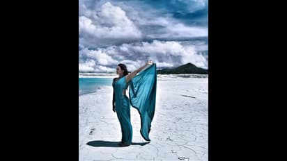 இது "தபாங் 3" ஸ்டைல்... கலர், கலர் புடவையில் கலக்கும் சோனாக்ஷி சின்ஹா... சோசியல் மீடியாவில் வைரலாகும் போட்டோஸ்...!