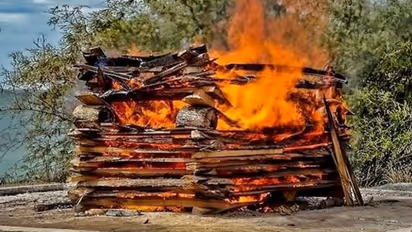 ಸಾರ್ವಜನಿಕ ರಸ್ತೆಯ ಬದಿಯಲ್ಲೇ ನಡೆಯಿತು ಶವಸಂಸ್ಕಾರ..!