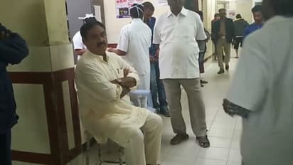 మంత్రి ఎర్రబెల్లి ఎస్కార్ వాహనం బోల్తా: ఇద్దరు మృతి