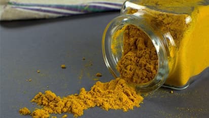 ত্বকের যত্নে ব্যবহার করুন হলুদের টোনার, জেনে নিন কীভাবে বানাবেন এই ঘরোয়া টোনার