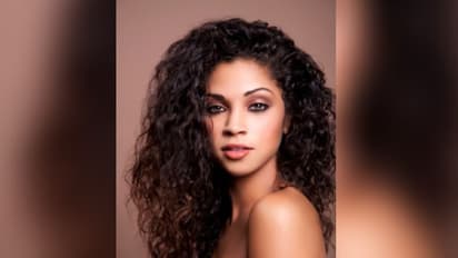 কোঁকড়ানো চুলেই হয়ে উঠুন পার্টির মধ্যমণি, জানুন কীভাবে