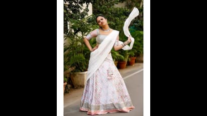 లంగాఓణీలో అనసూయ నడుము సొగసు.. పిచ్చెక్కించేలా ఫోజులు!