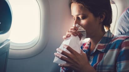 গাড়িতে বা প্লেনে  চড়লেই গা গুলিয়ে ওঠে,  ঘরোয়া উপায়েই পান মুশকিল আসান