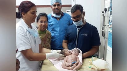 వింత శిశువు... రెండు తలలు, మూడు చేతులతో..