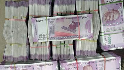 పార్కింగ్ చేసిన కారులో బంగారం, నోట్ల కట్టలు