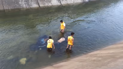 खुशी खुशी घर लौट रहा था एक परिवार, लेकिन एक झटके में खत्म हो गया सब और तैरने लगी लाशें...