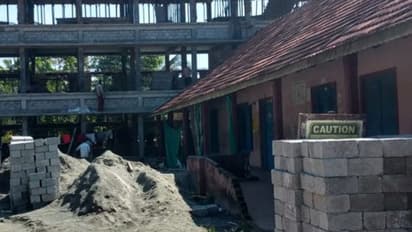 അമ്പലപ്പുഴ സ്കൂള് 'വീടാക്കി' ഇതര സംസ്ഥാന തൊഴിലാളികള്; ഊണും ഉറക്കവും കുളിയും സ്കൂളില് തന്നെ