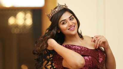 இந்துஜா.. இந்துஜா... சொக்கவைக்கும் இந்துஜா...! ஃபேஷன் ஷோவில் அசரடித்த 'குயீன்' இந்துஜாவின் ஸ்டைலிஷ் புகைப்படங்கள் இதோ!