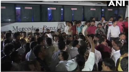 'വേഷം മാറി പൊലീസ് ഉദ്യോഗസ്ഥന് ഹോട്ടലില്'; എംഎല്എമാരെ മാറ്റി എന്സിപി