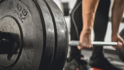 മേശ, ഷാംപൂ, ചൂല് വീട്ടില് അതിക്രമിച്ച് കയറിയ യുവാവിനെ 82കാരിയായ ബോഡി ബില്ഡര് കീഴടക്കിയത് ഇങ്ങനെ...