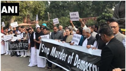 'മഹാരാഷ്ട്രീയ'ത്തില് പുകഞ്ഞ് പാര്ലമെന്റ് ; ഇരുസഭകളിലും പ്രതിഷേധം