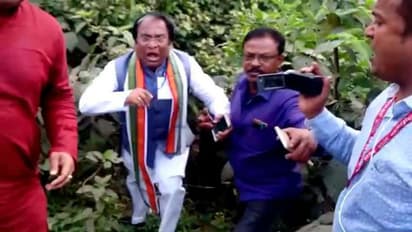 লাথি খেয়ে ঝোপে জয়প্রকাশ, তৃণমূলের দাবি গোষ্ঠীদ্বন্দ্বের জের